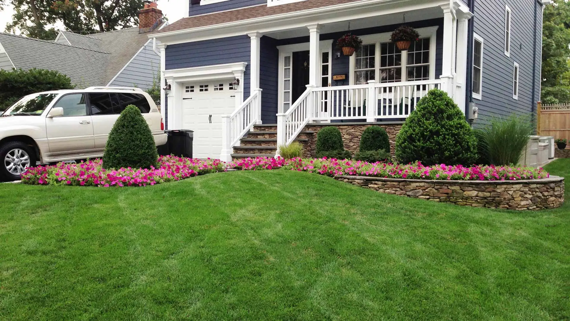 A front yard that is benefiting from preventative full-service lawn care.