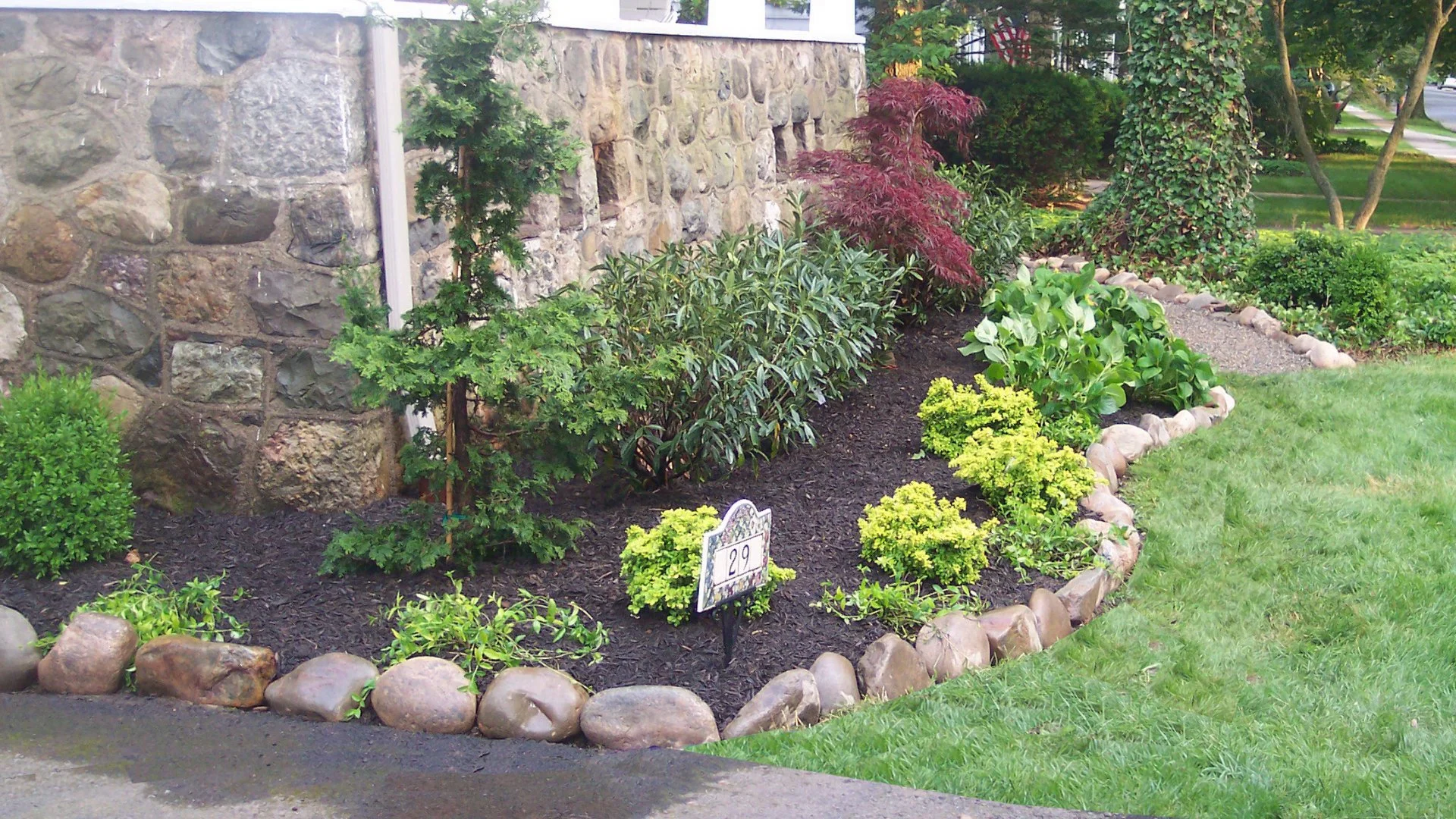 Should Your Landscape's Mulch Layer Be a Certain Thickness?